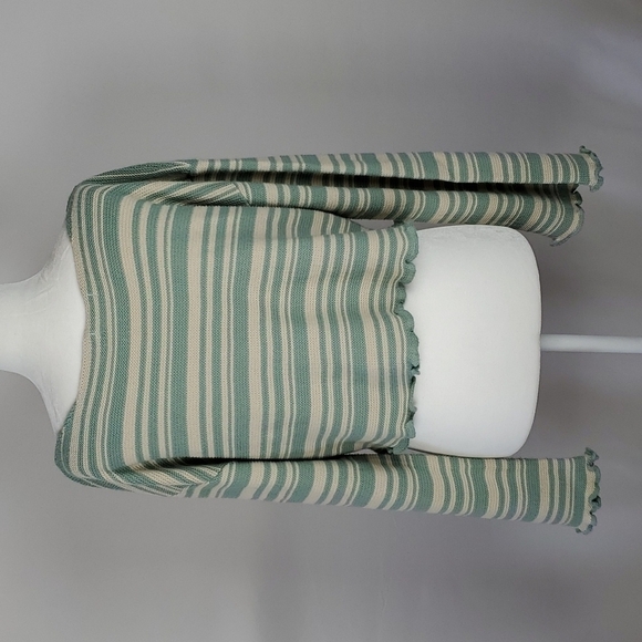 Nasty Gal Cropped Bell Sleeves Sweater Size Medium - Picture 3 of 6